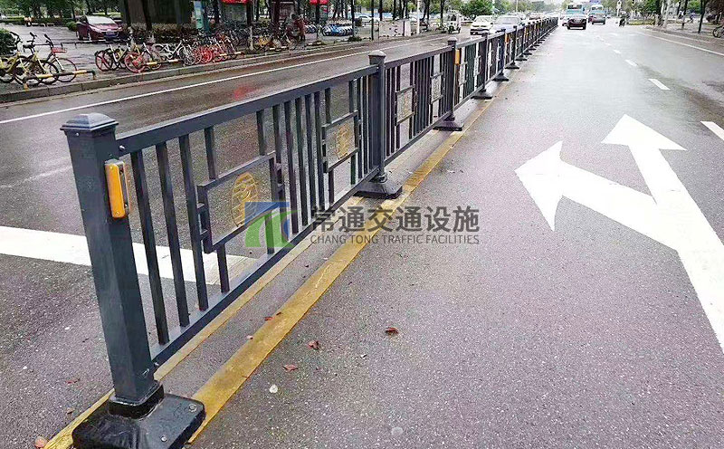 古建筑造型城市道路中心隔離鋅鋼護(hù)欄