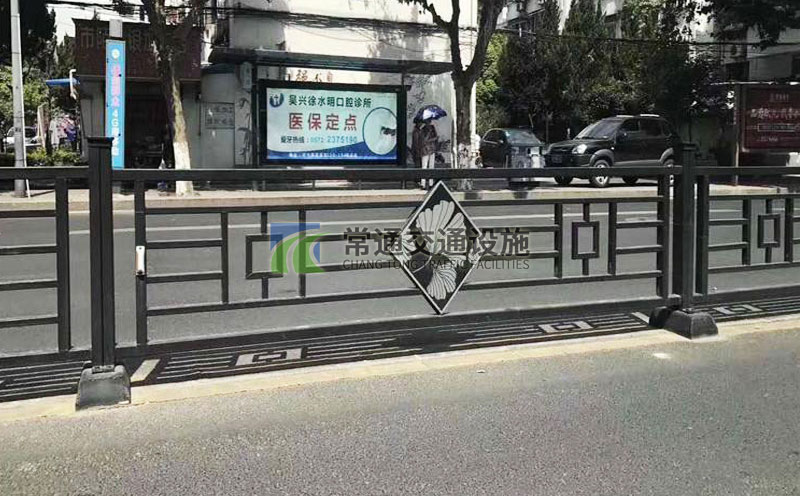 雙拼立柱仿古鍍鋅板造型道路中心隔離護(hù)欄